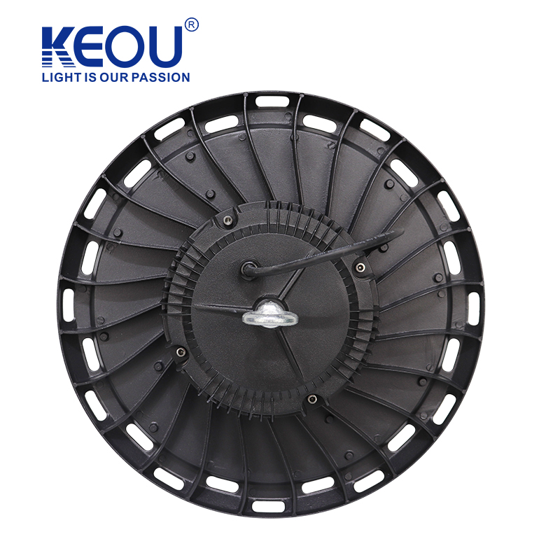 &Eacute;clairage pour grande hauteur &agrave; conception de lentilles connect&eacute;es